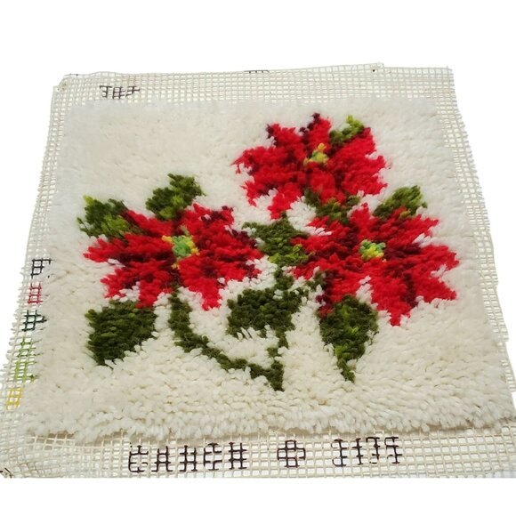 Red Poinsettia Latch Hook Christmas Flowers Holiday Pillow Rug Wall Decor 14" - Picture 5 of 6